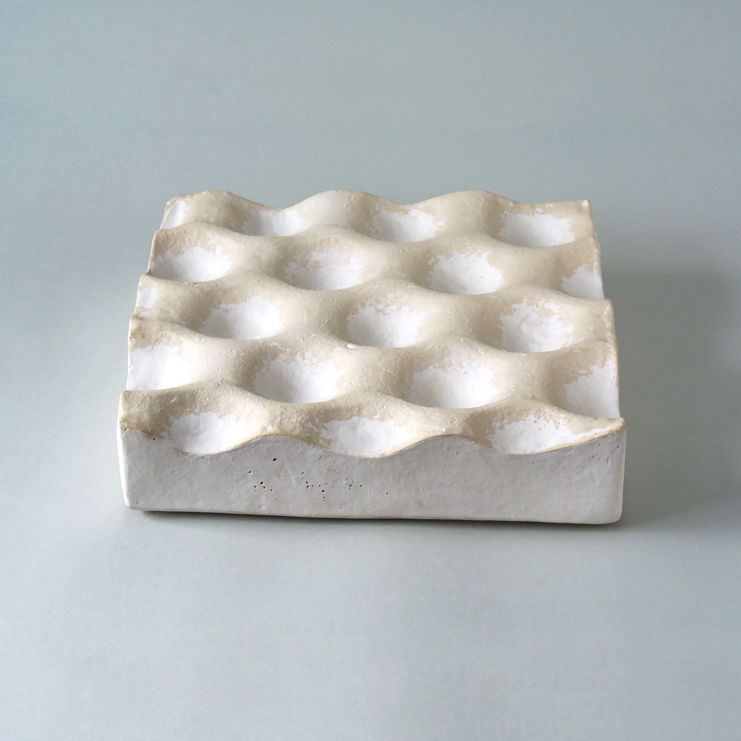 ohne Titel, 2007, Ton, Engobe,25x25x6 cm ohne Titel, 2007, Ton, Engobe,25x25x6 cm